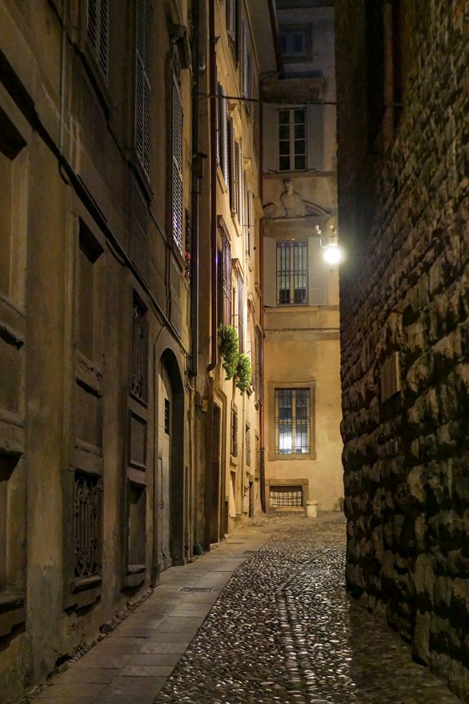 bergamo nocą